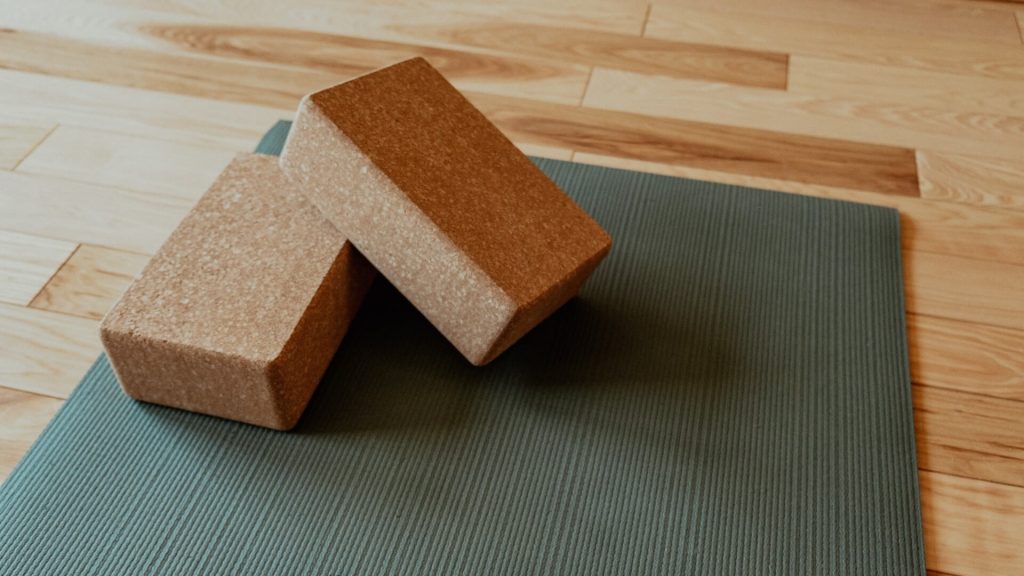 Dos bloques de yoga sobre una esterilla